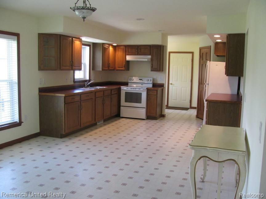 4183 Pleasant Valley Road Brighton, MI 48114 - Photo 3 of 13 Kitchen