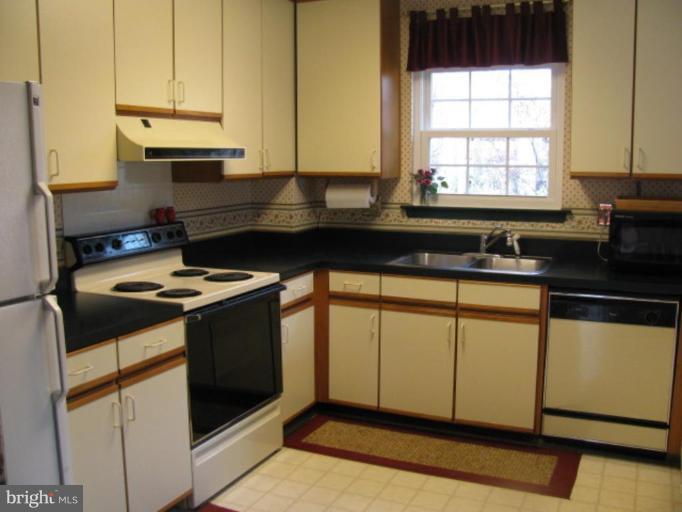 2237 Gunsmith Square Reston, VA 20191 - Photo 19 of 20 Kitchen