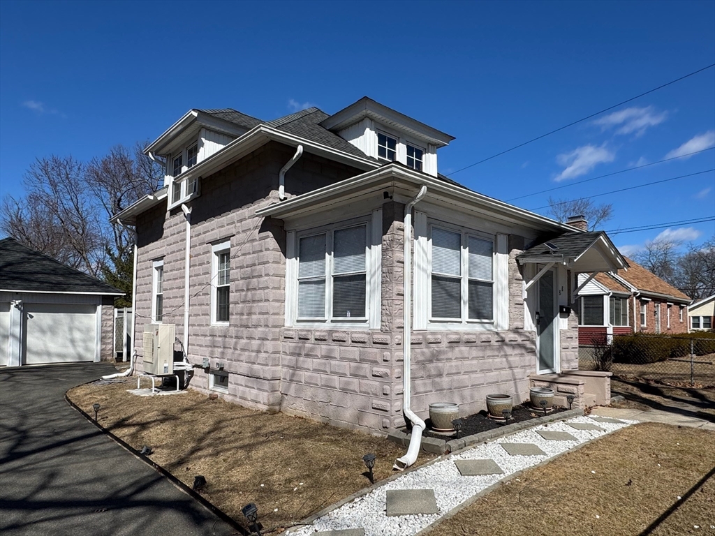 88 Fisher Street Springfield, MA 01109 - Photo 4 of 33 Gallery Image 4