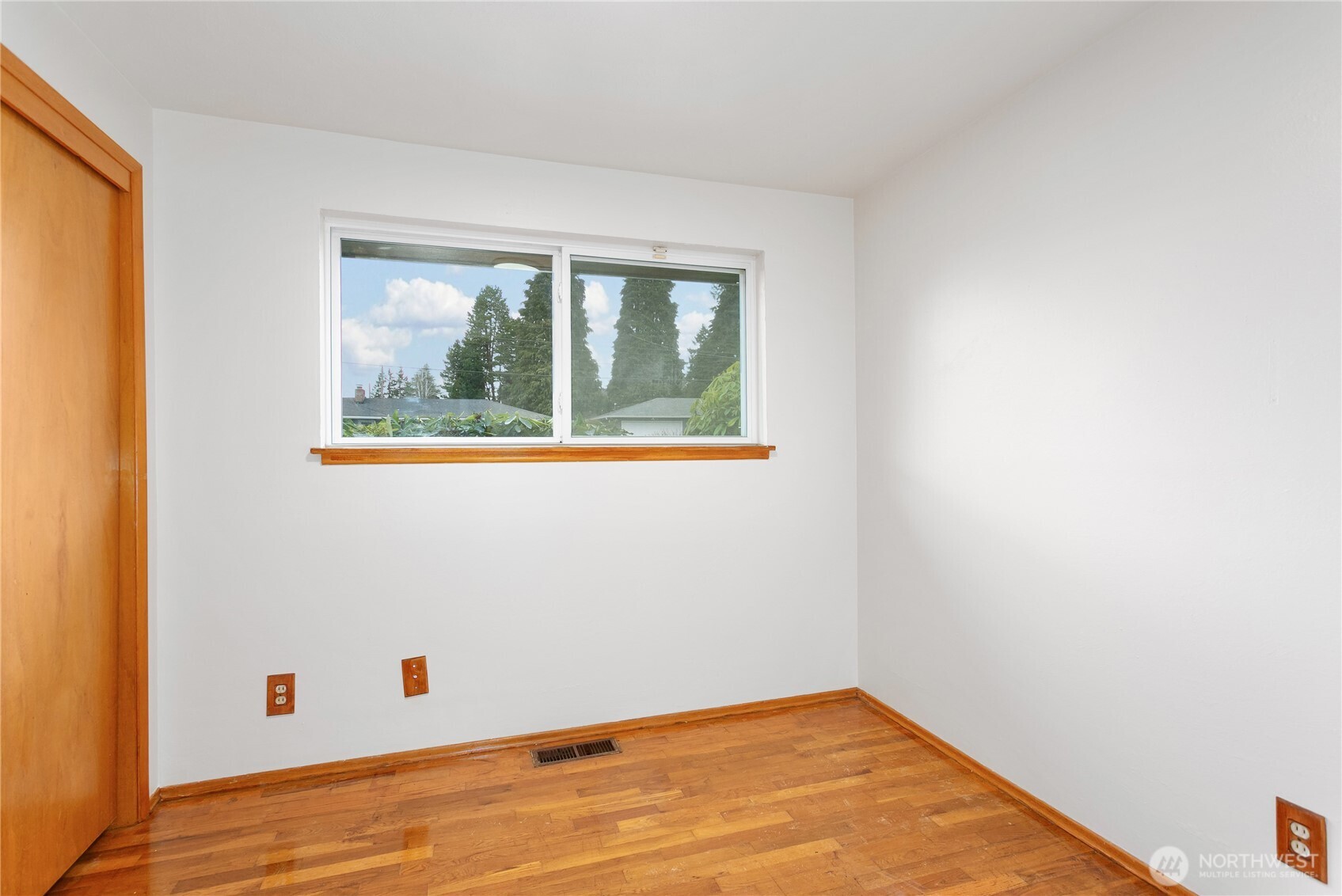 7416 25th Street West Tacoma, WA 98466 - Photo 25 of 39 an empty room with window