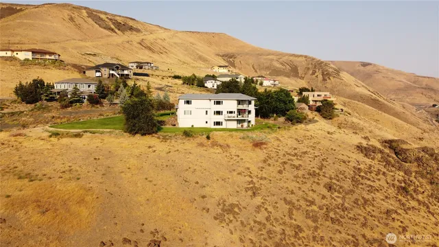 $1,325,000 | 100 Siegmund Place, Yakima, WA 98901