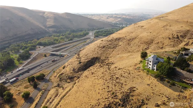 $1,325,000 | 100 Siegmund Place, Yakima, WA 98901