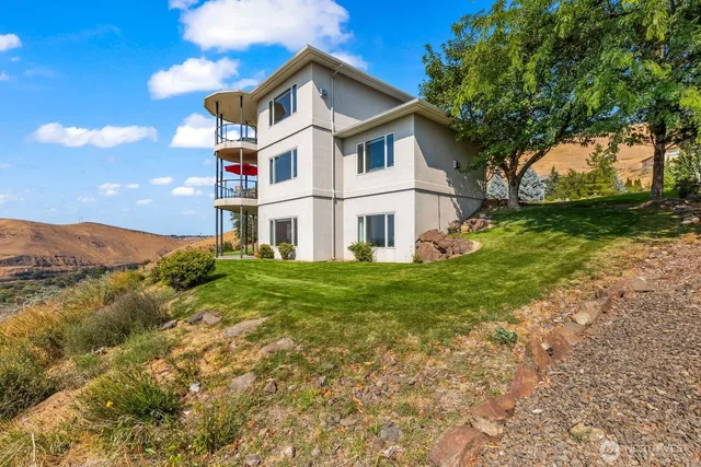 $1,325,000 | 100 Siegmund Place, Yakima, WA 98901