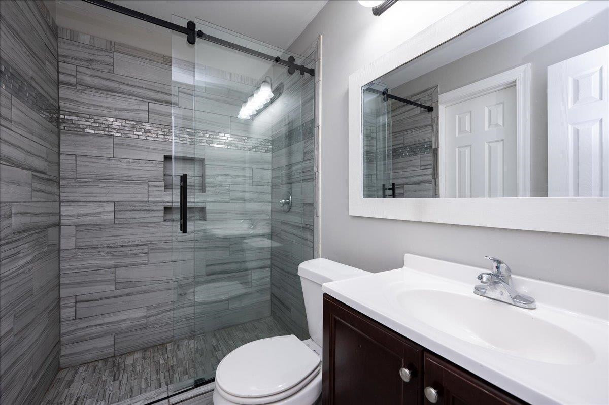 7040 Sandy Forks Road, Unit 104 Raleigh, NC 27609 - Photo 8 of 20 Guest Bathroom