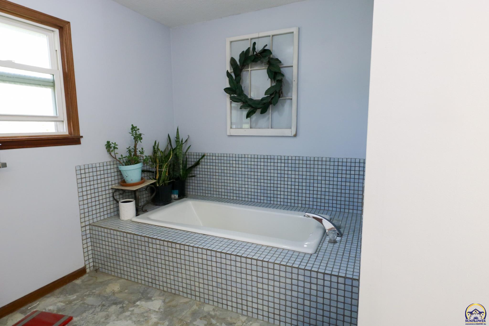 2101 Canterbury Road Emporia, KS 66801 - Photo 11 of 81 Primary Bath