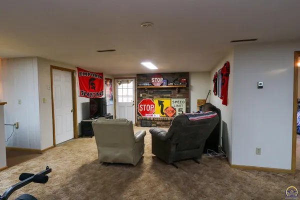 $397,000 | 2101 Canterbury Road, Emporia, KS 66801