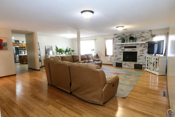 $397,000 | 2101 Canterbury Road, Emporia, KS 66801