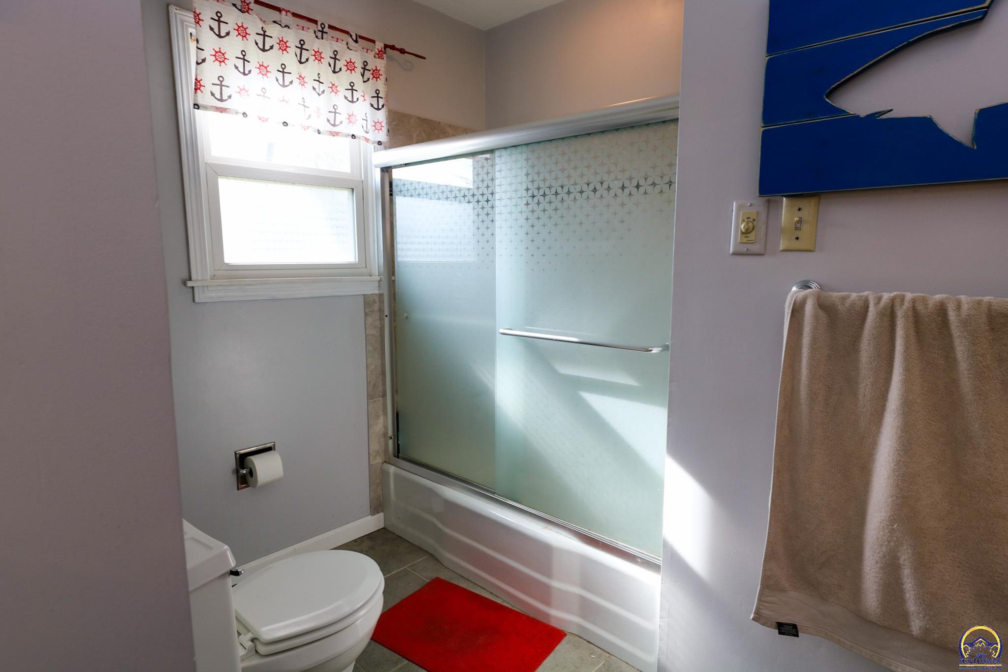 2101 Canterbury Road Emporia, KS 66801 - Photo 5 of 81 Hall bathroom