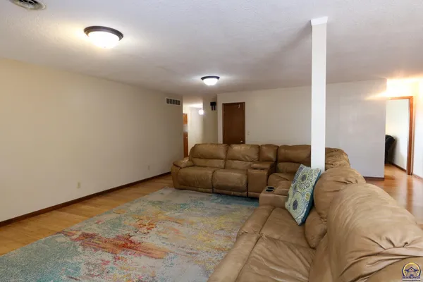 $397,000 | 2101 Canterbury Road, Emporia, KS 66801