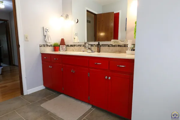 $397,000 | 2101 Canterbury Road, Emporia, KS 66801