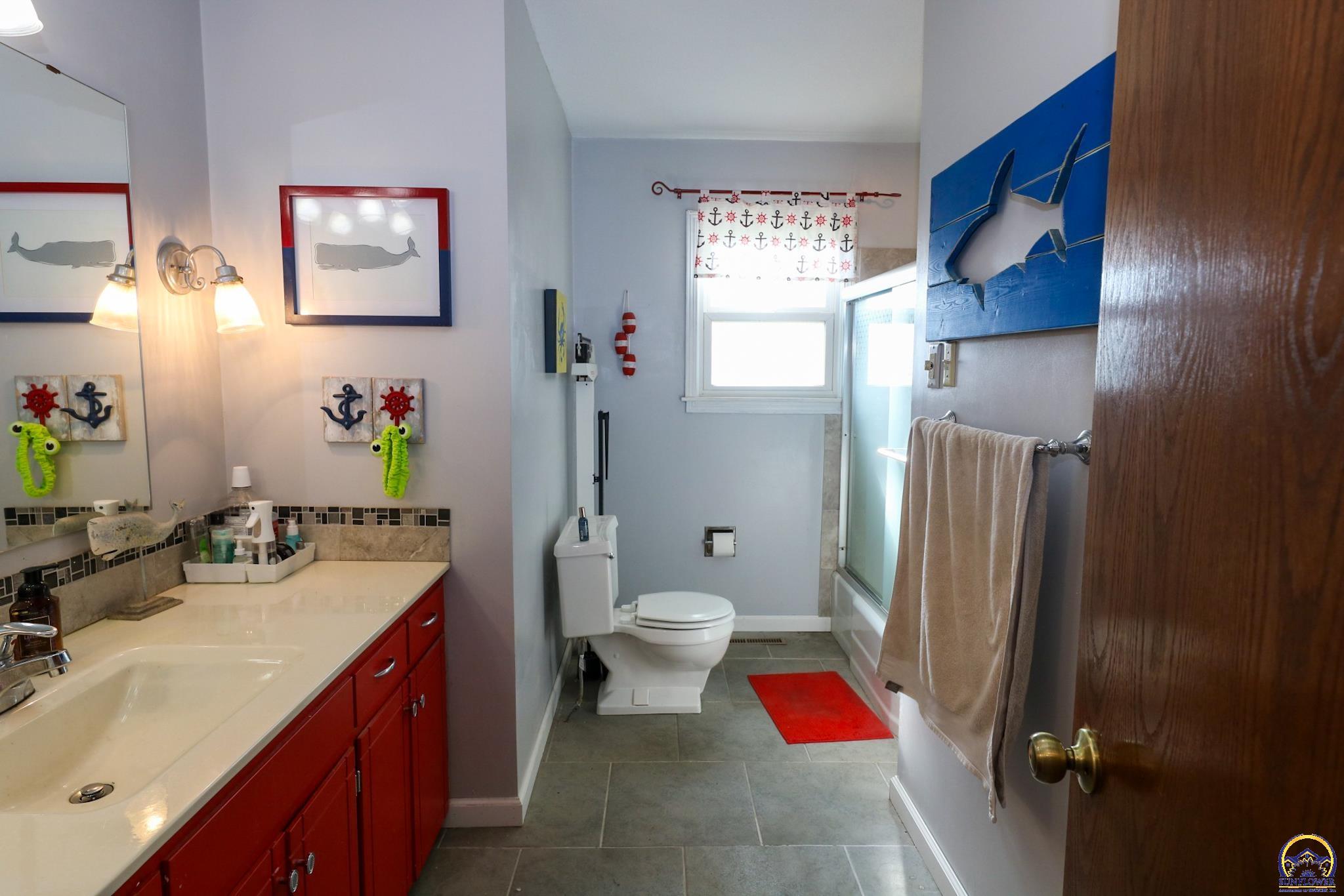 2101 Canterbury Road Emporia, KS 66801 - Photo 6 of 81 Hall Bathroom