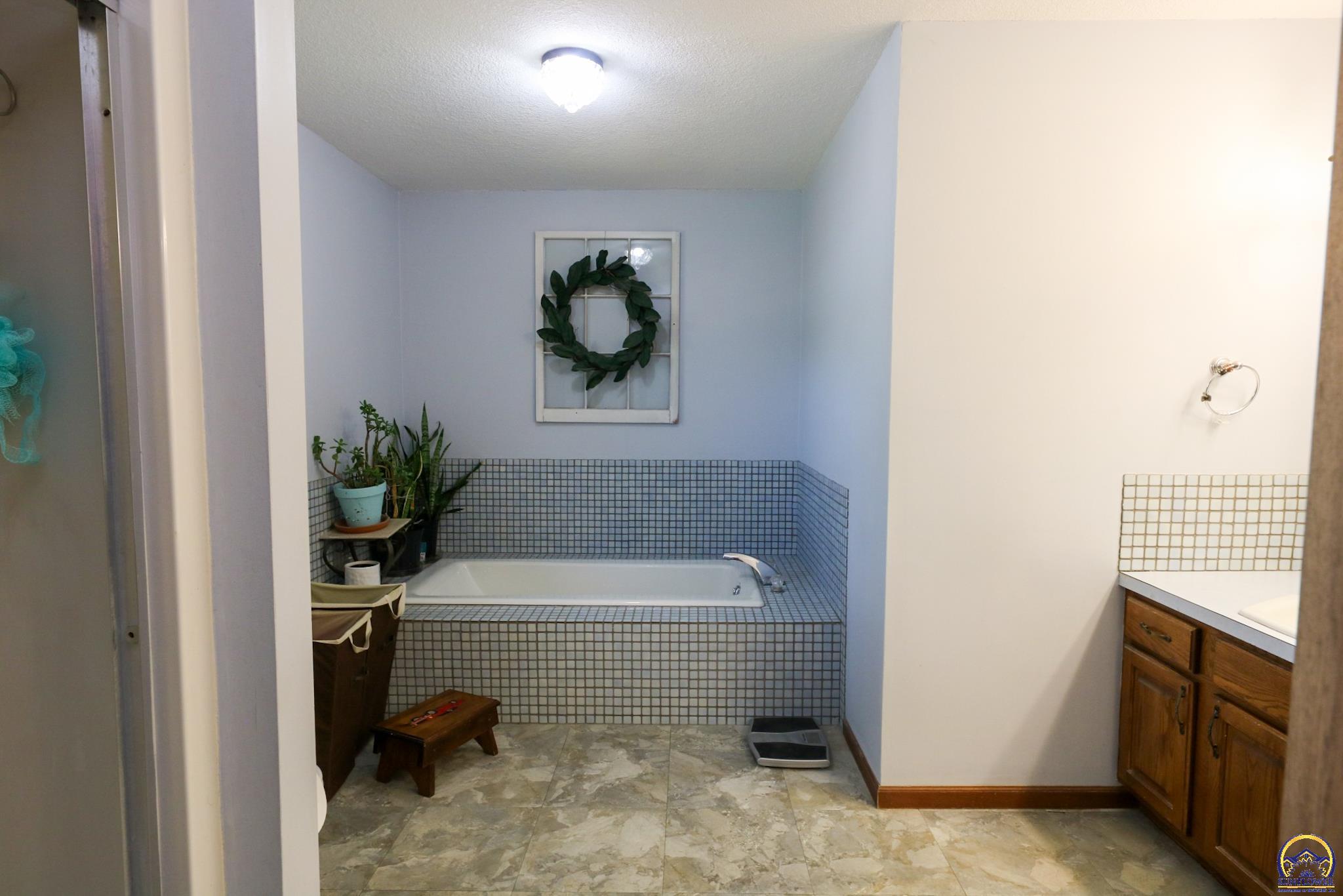 2101 Canterbury Road Emporia, KS 66801 - Photo 10 of 81 Primary Bath