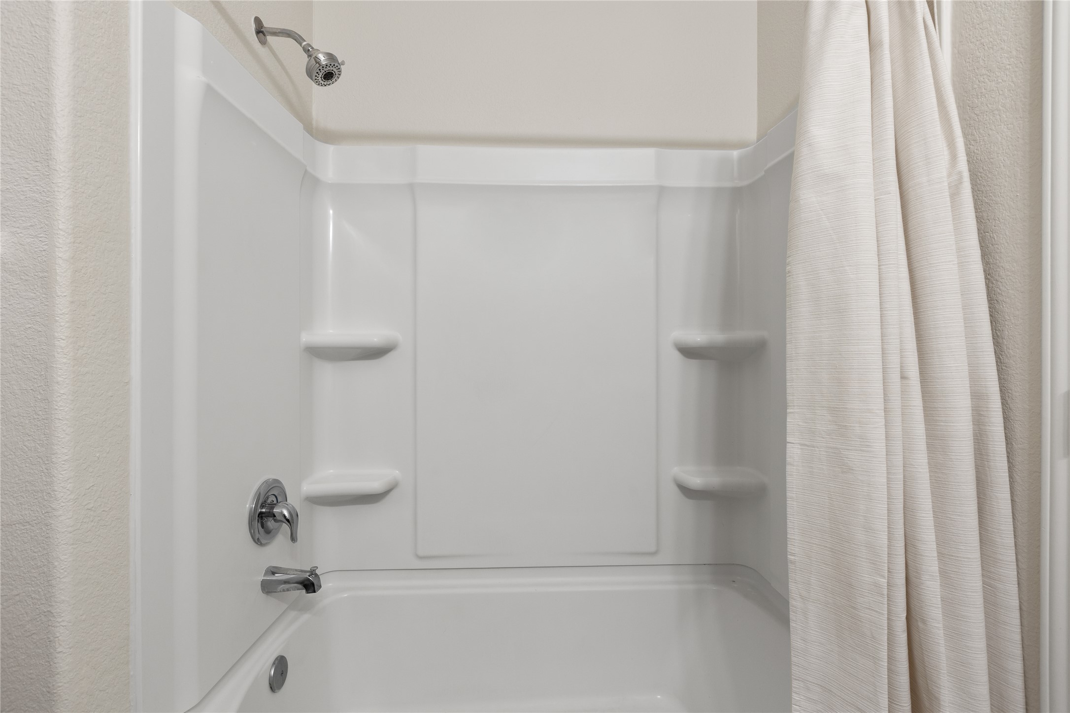 7101 Spirit Hill Road Austin, TX 78744 - Photo 20 of 40 Primary en-suite