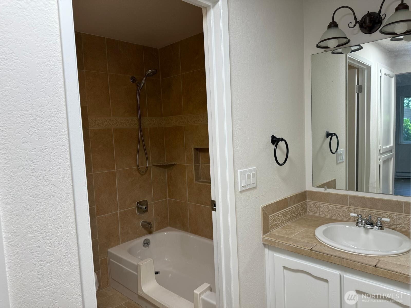 820 Cady Road, Unit F102 Everett, WA 98203 - Photo 12 of 19 Gallery Image 12