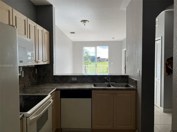 $2,300 | 17630 Northwest 73rd Avenue, Unit 2034, Hialeah, FL 33015