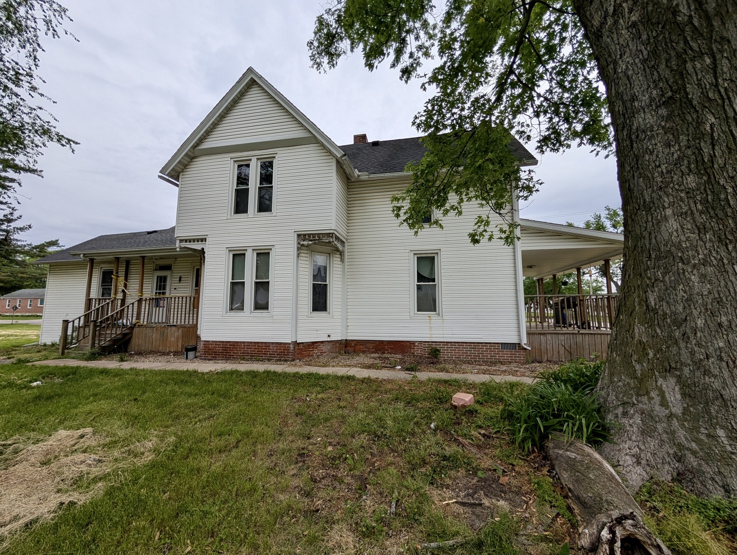 440 North Campbell Street Macomb, IL 61455 - Photo 4 of 50 a view of a white house with a big yard and large trees
