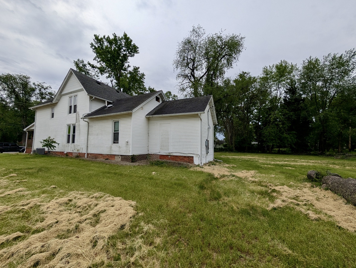 440 North Campbell Street Macomb, IL 61455 - Photo 10 of 50 a view of a backyard with plants and large trees