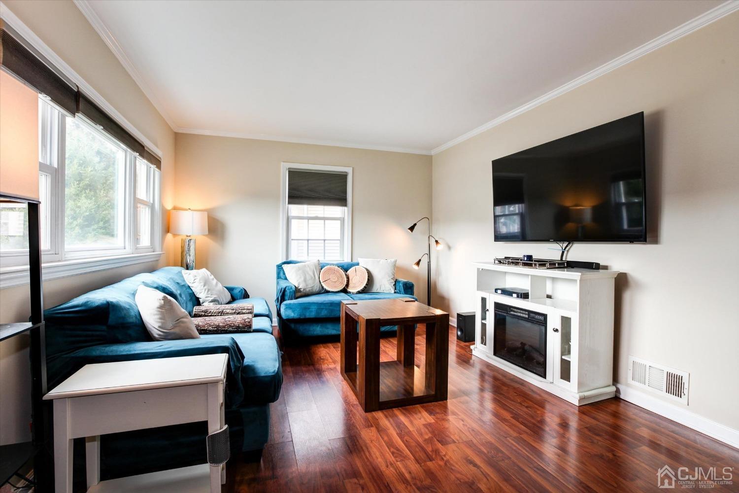 329 Cook Avenue Middlesex, NJ 08846 - Photo 3 of 23 Living Room