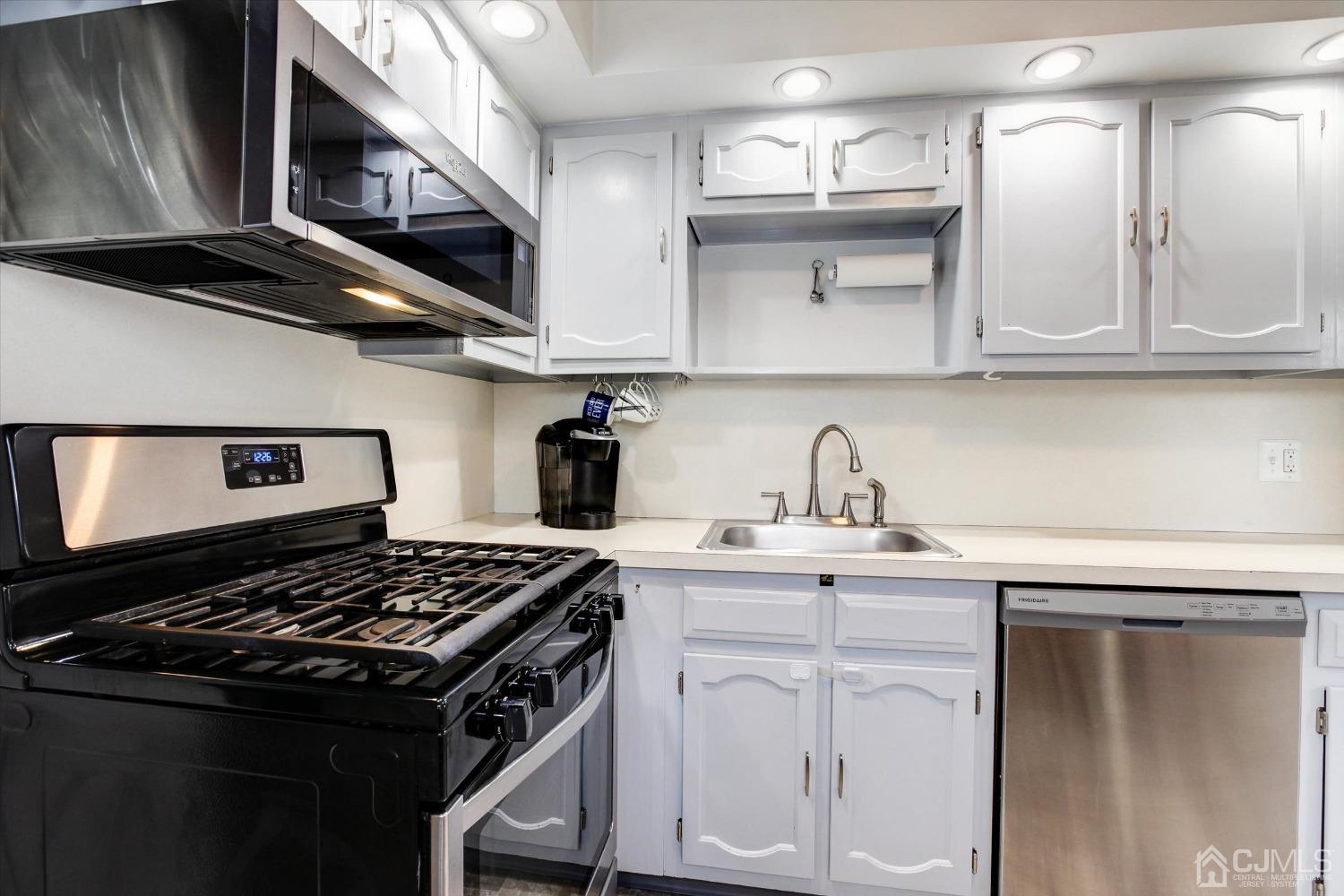 329 Cook Avenue Middlesex, NJ 08846 - Photo 9 of 23 Kitchen