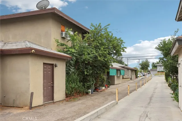 a house view with a outdoor space