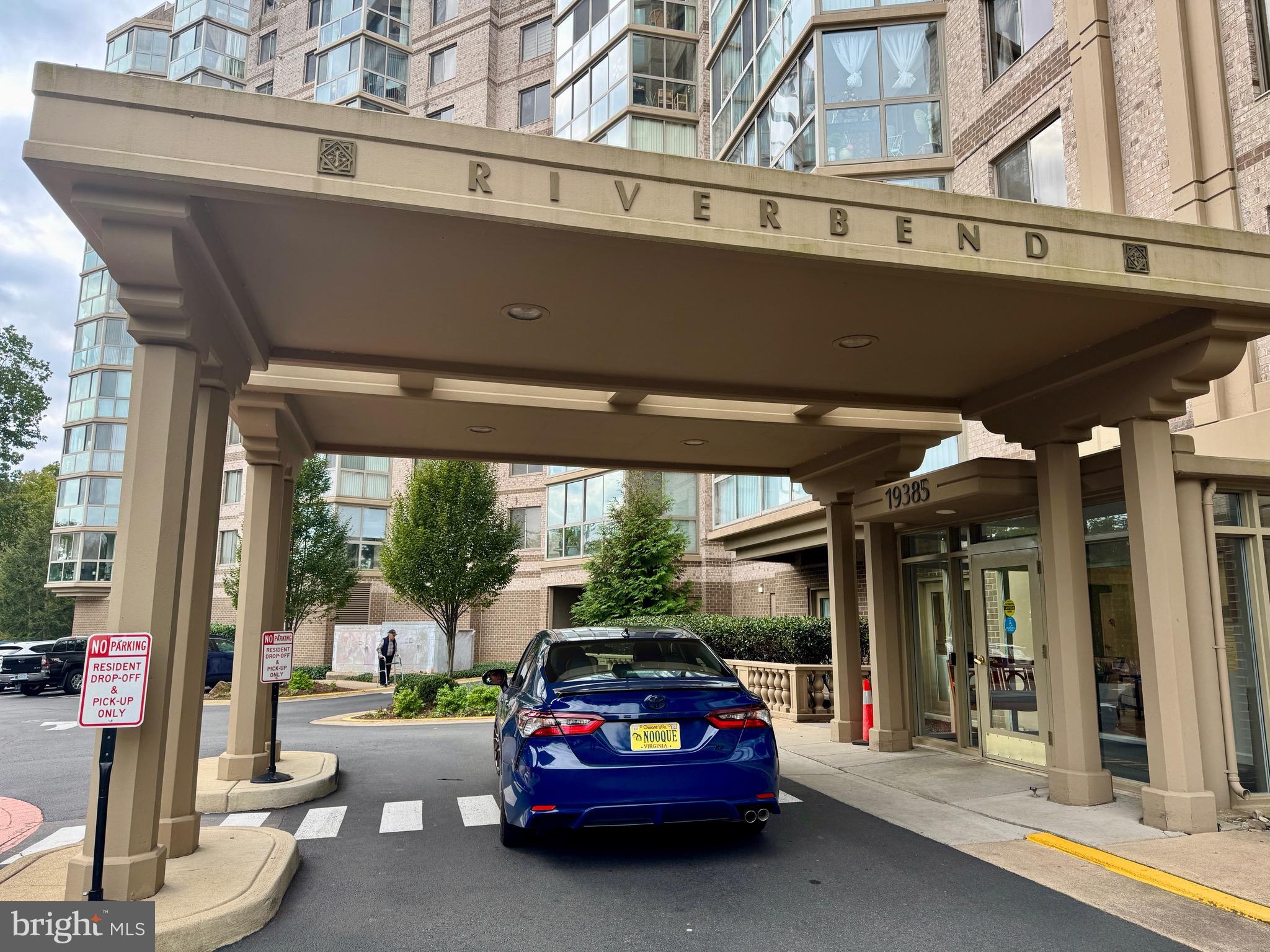 19385 Cypress Ridge Terrace, Unit 815 Leesburg, VA 20176 - Photo 2 of 38 Covered entry
