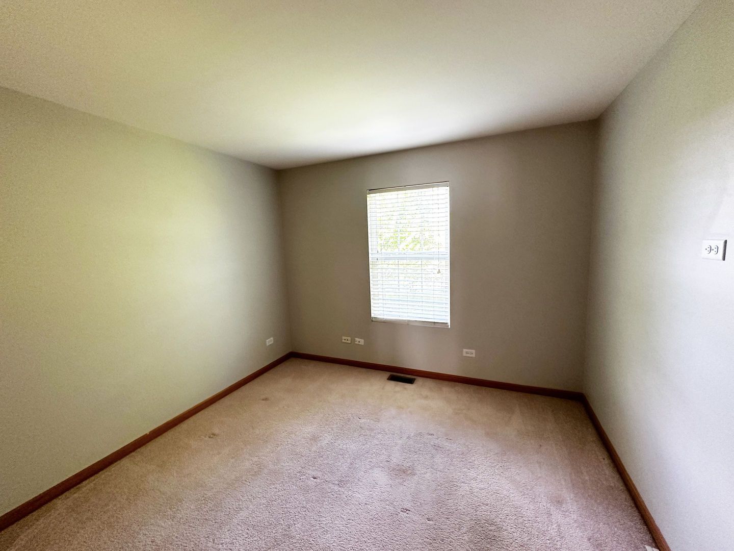 24252 Leski Lane Plainfield, IL 60585 - Photo 5 of 11 an empty room with a window