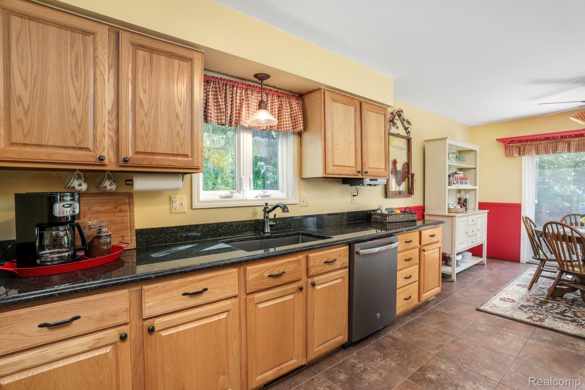 2926 Dearborn Avenue Rochester, MI 48309 - Photo 7 of 29 17-web-or-mls-2926 Dearborn Avenue Rochester Hills0021.jpg