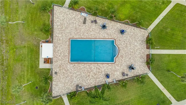 a view of back yard of the house