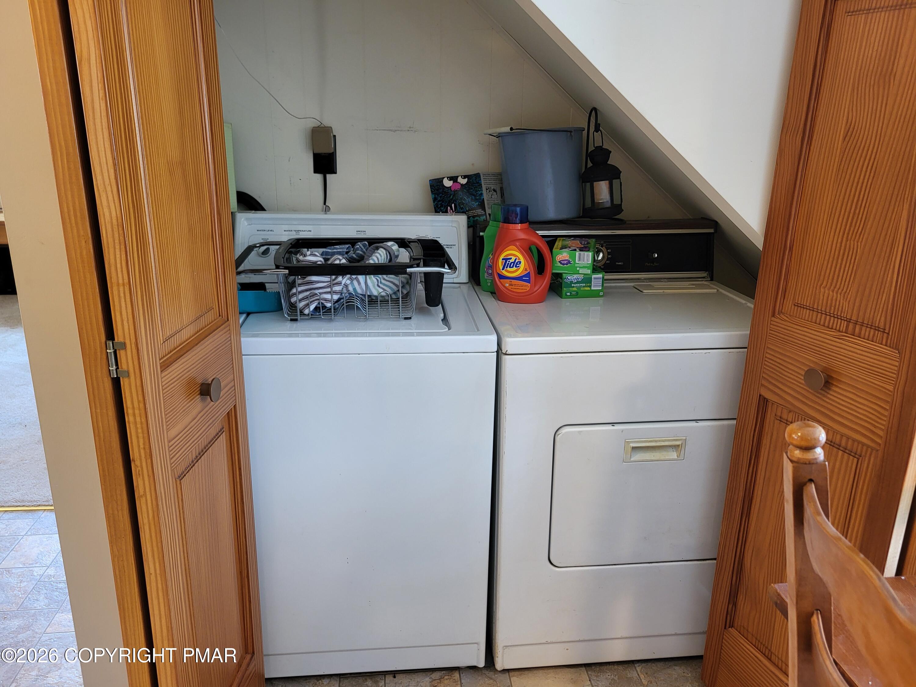 155 Clifton Drive Bushkill, PA 18324 - Photo 16 of 75 a utility room with dryer and washer