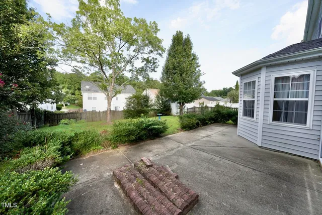 a view of a back yard of the house