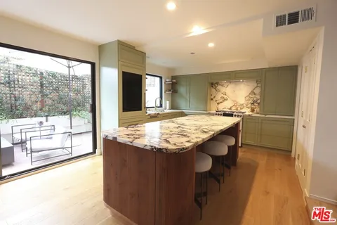 $2,550,000 | 831 14th Street, Unit 3, Santa Monica, CA 90403