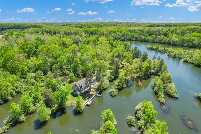 $270,000 | 16322 Shangri La Road, Oakwood, IL 61858