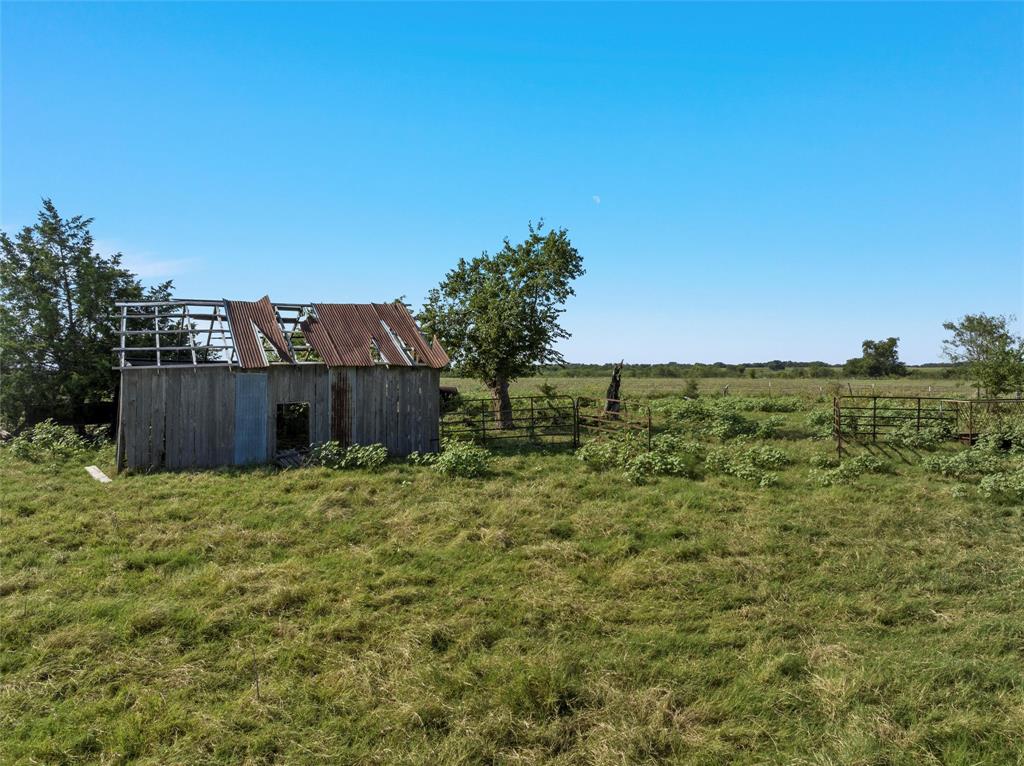 142 Riesel Tx 76682 Riesel, TX 76682 - Photo 8 of 20 a backyard of a house