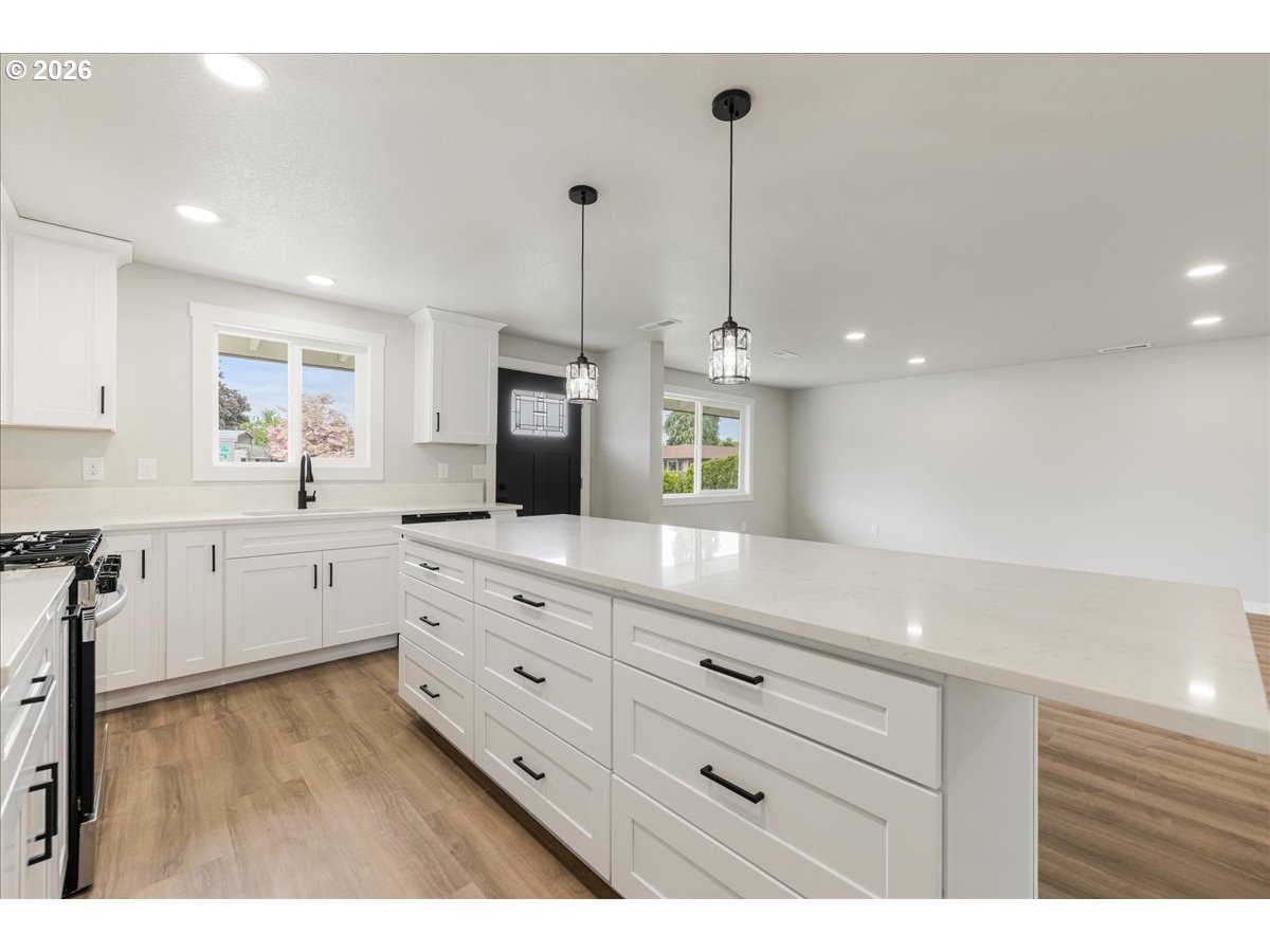 795 Northwest 6th Avenue Canby, OR 97013 - Photo 14 of 40 a kitchen with cabinets and window