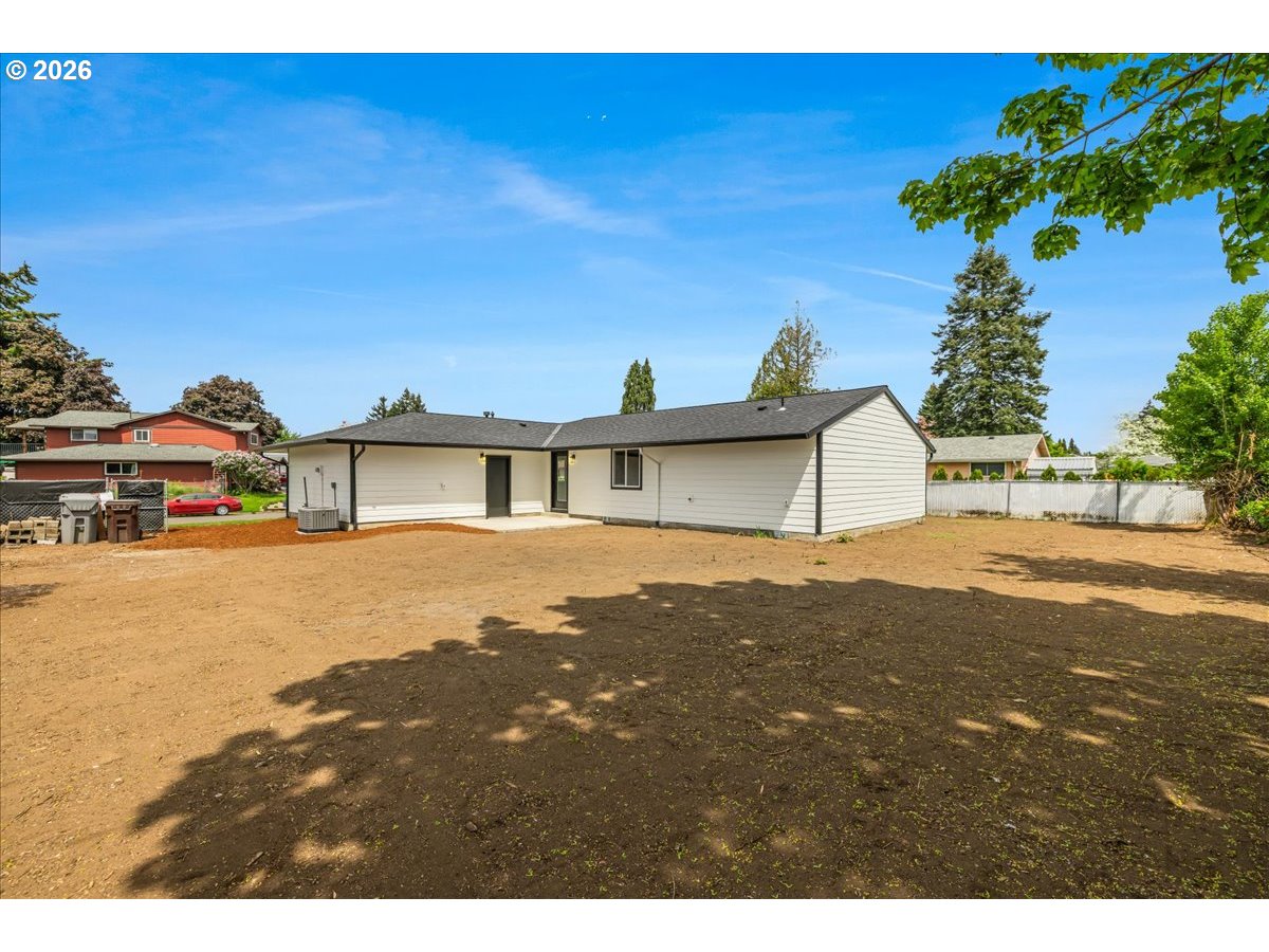 795 Northwest 6th Avenue Canby, OR 97013 - Photo 38 of 40 a front view of a house with a yard