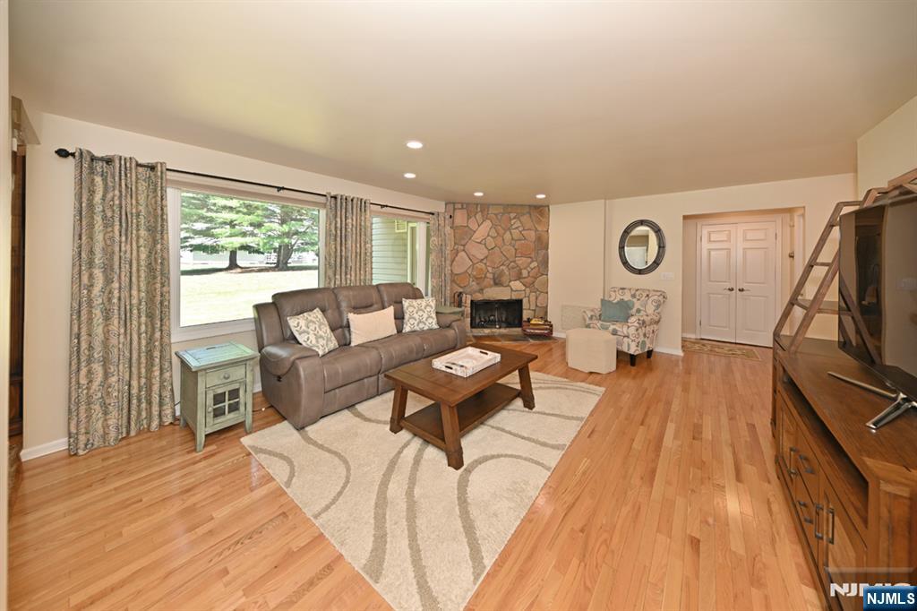 60 Sunset Court Mahwah, NJ 07430 - Photo 8 of 25