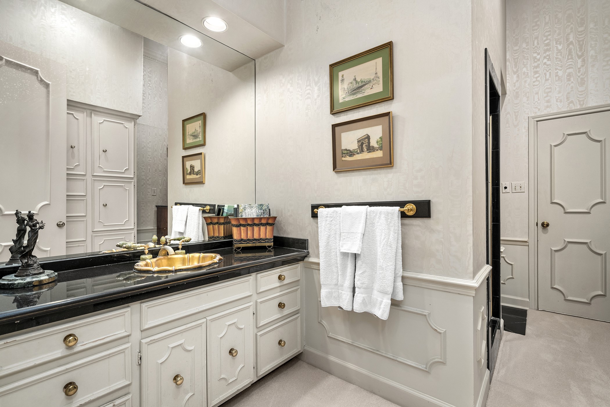903 Rocky River Road Houston, TX 77056 - Photo 25 of 45 a bathroom with a double vanity sink a mirror and a bathtub
