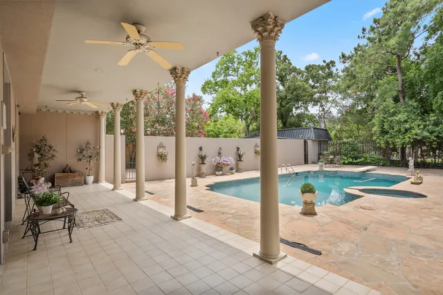 a view of a porch with yard