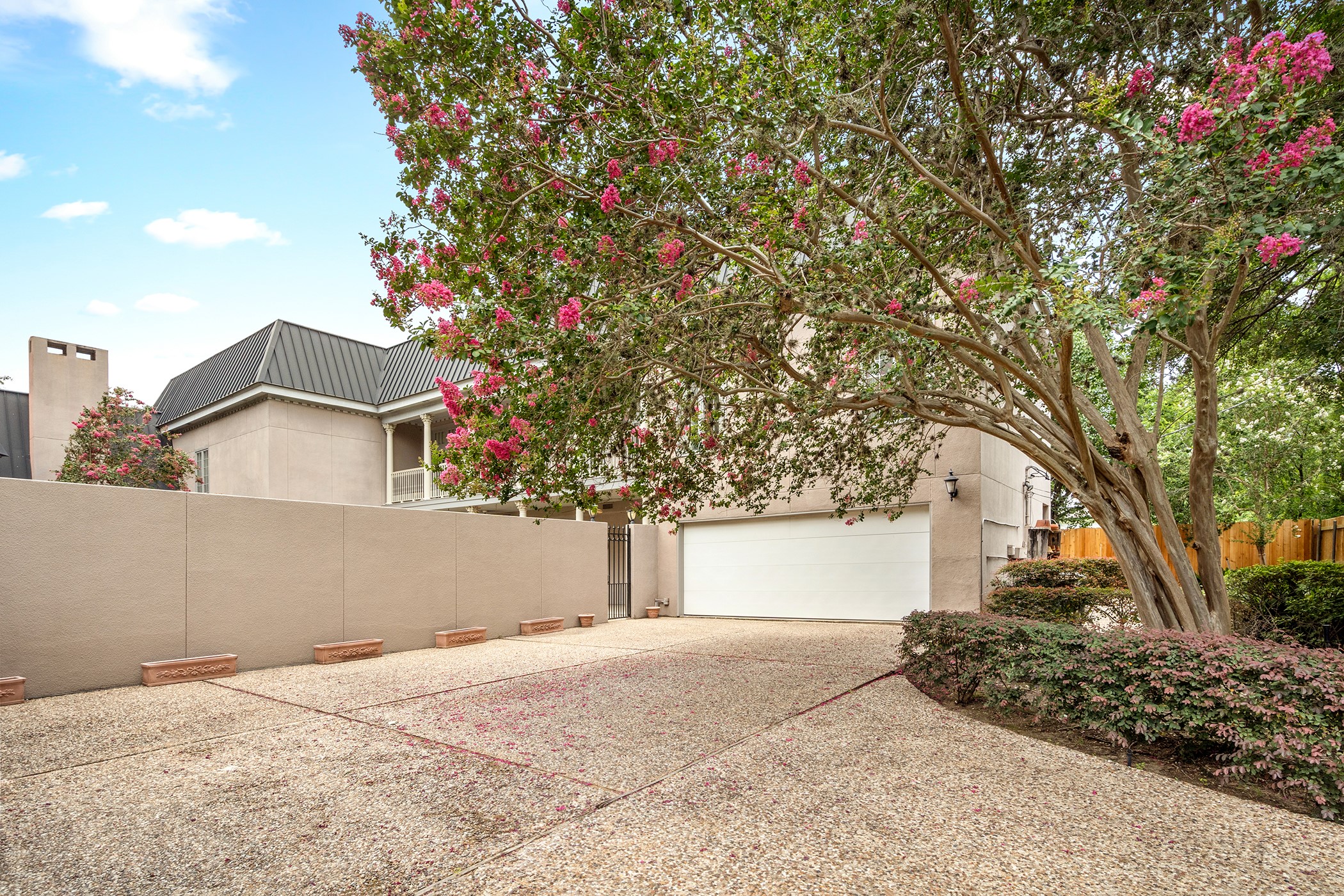 903 Rocky River Road Houston, TX 77056 - Photo 42 of 45 a view of garage and yard