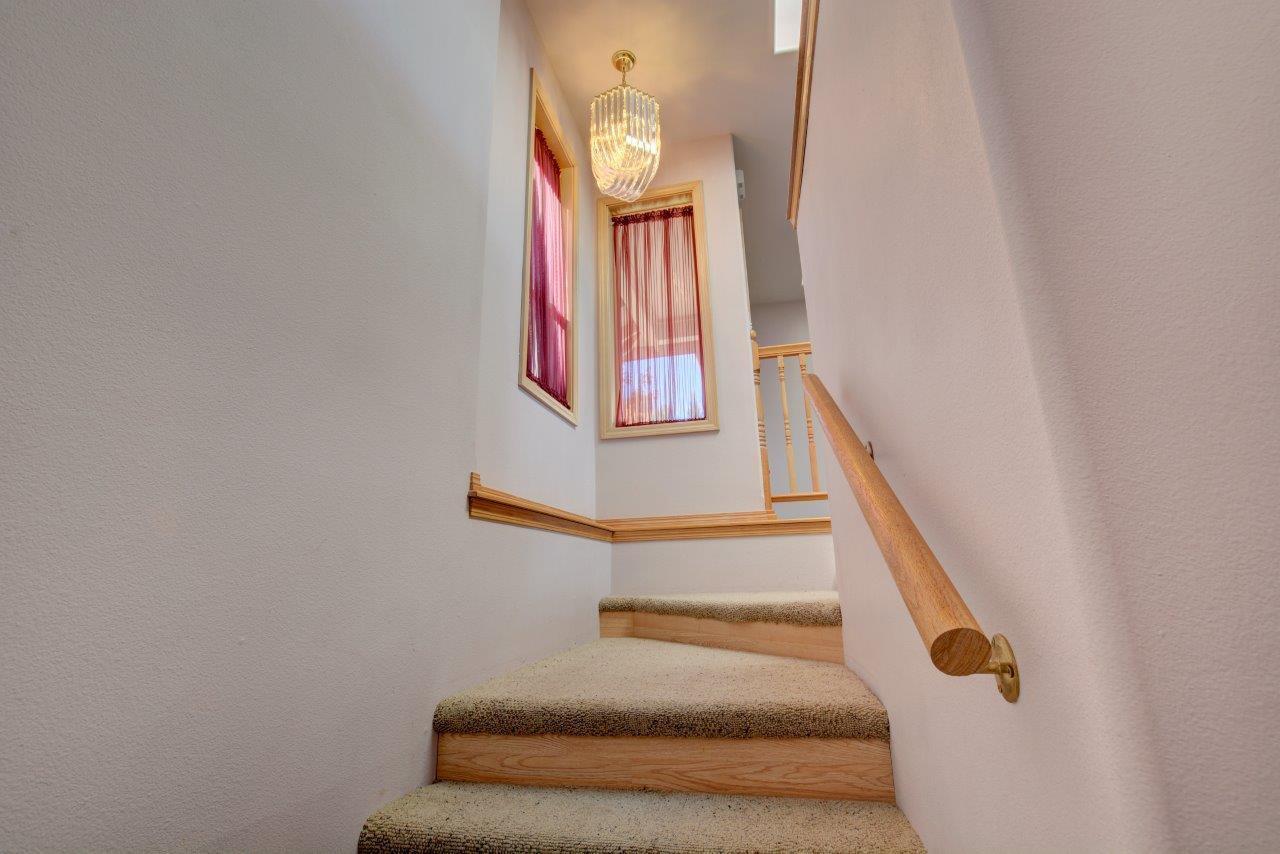 4400 Independence School Road Medford, OR 97501 - Photo 19 of 35 Stairs to Daylight Basement Living Area