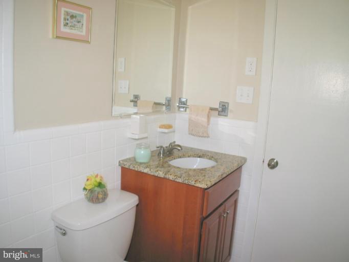 3805 Brightview Street Silver Spring, MD 20902 - Photo 17 of 30 Full Ceramic Hall Tub Bath