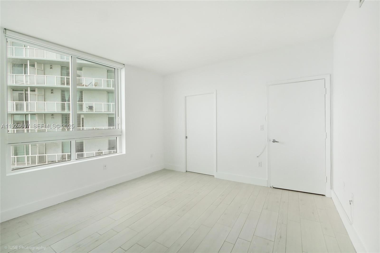 1900 North Bayshore Drive, Unit 2615 Miami, FL 33132 - Photo 8 of 17 an empty room with a window