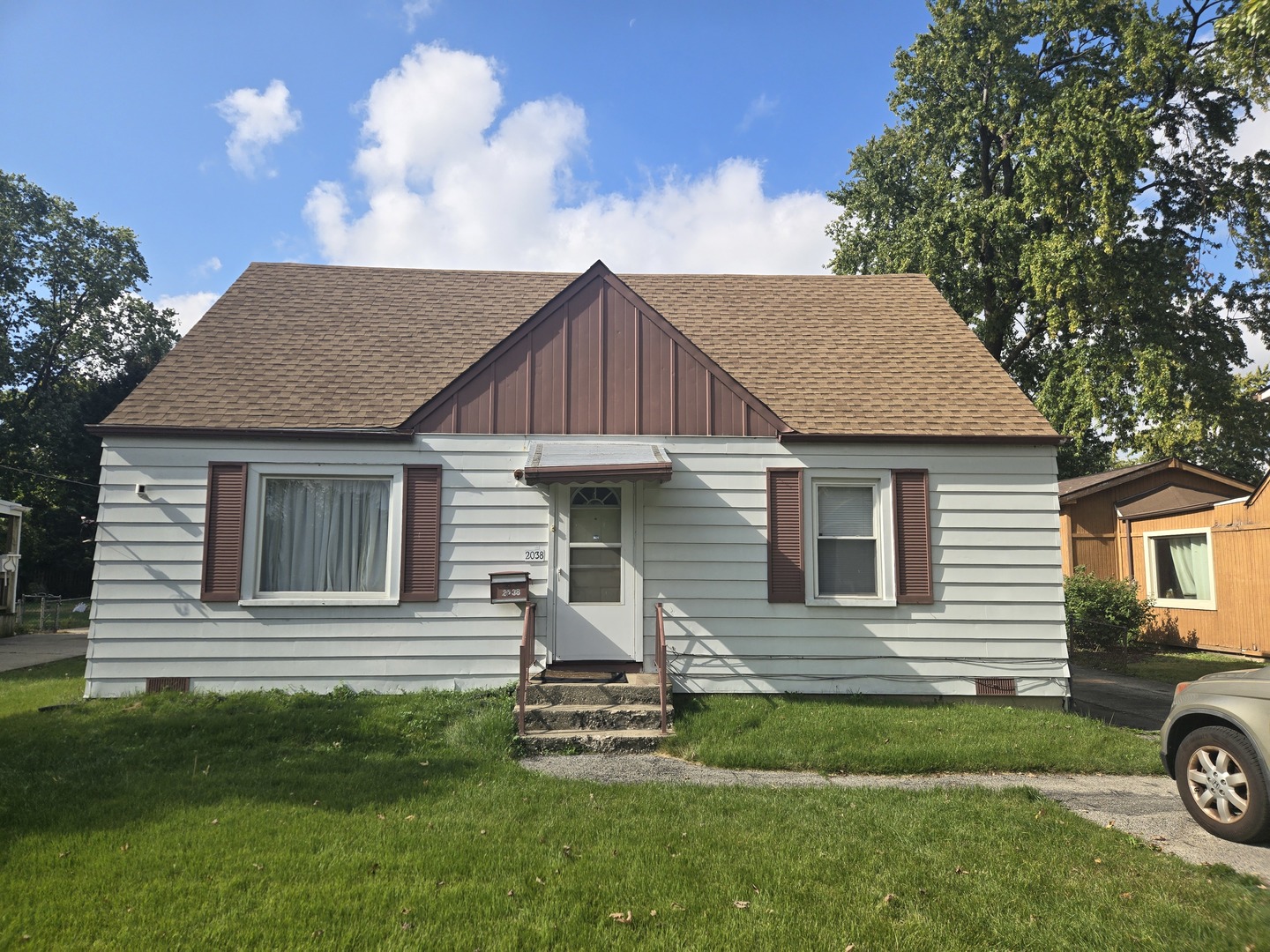 a view of a house with a backyard