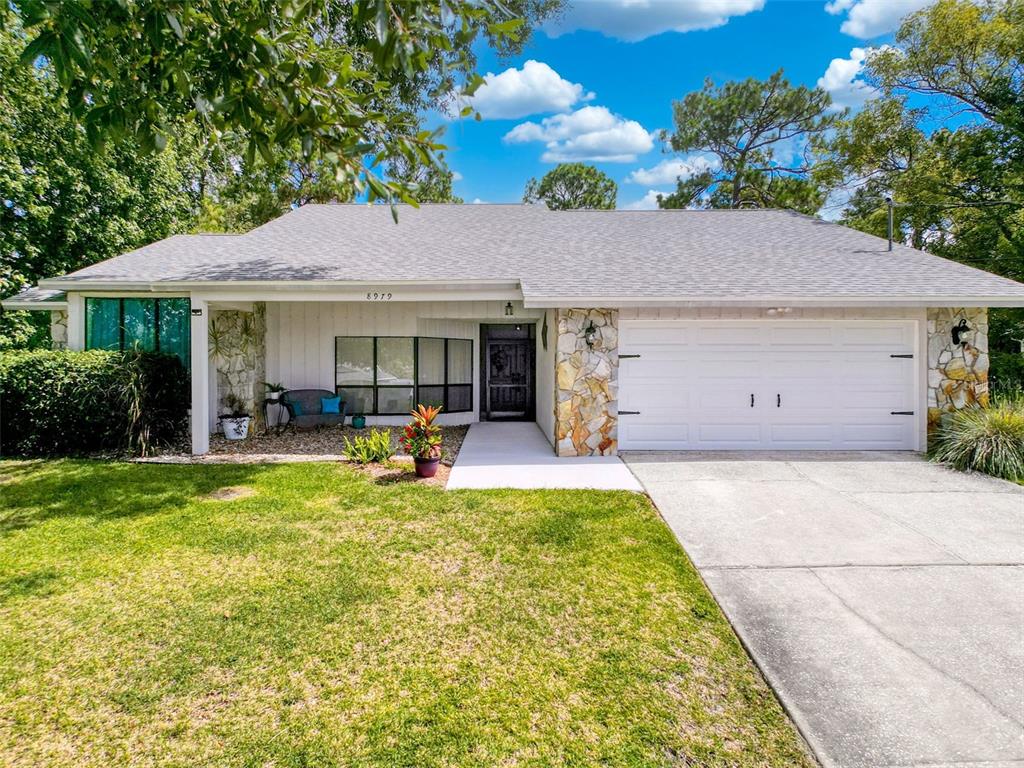a view of a house with backyard