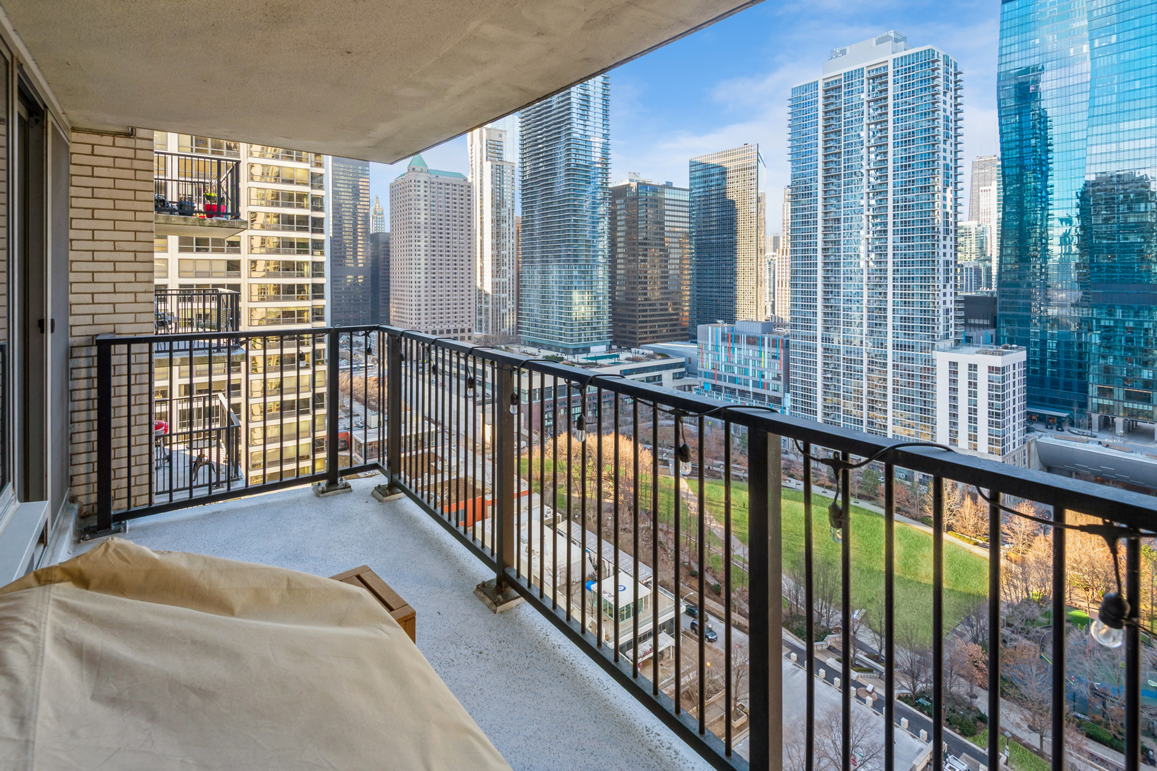 400 East Randolph Street, Unit 2518 Chicago, IL 60601 - Photo 19 of 49 a view of balcony with couch