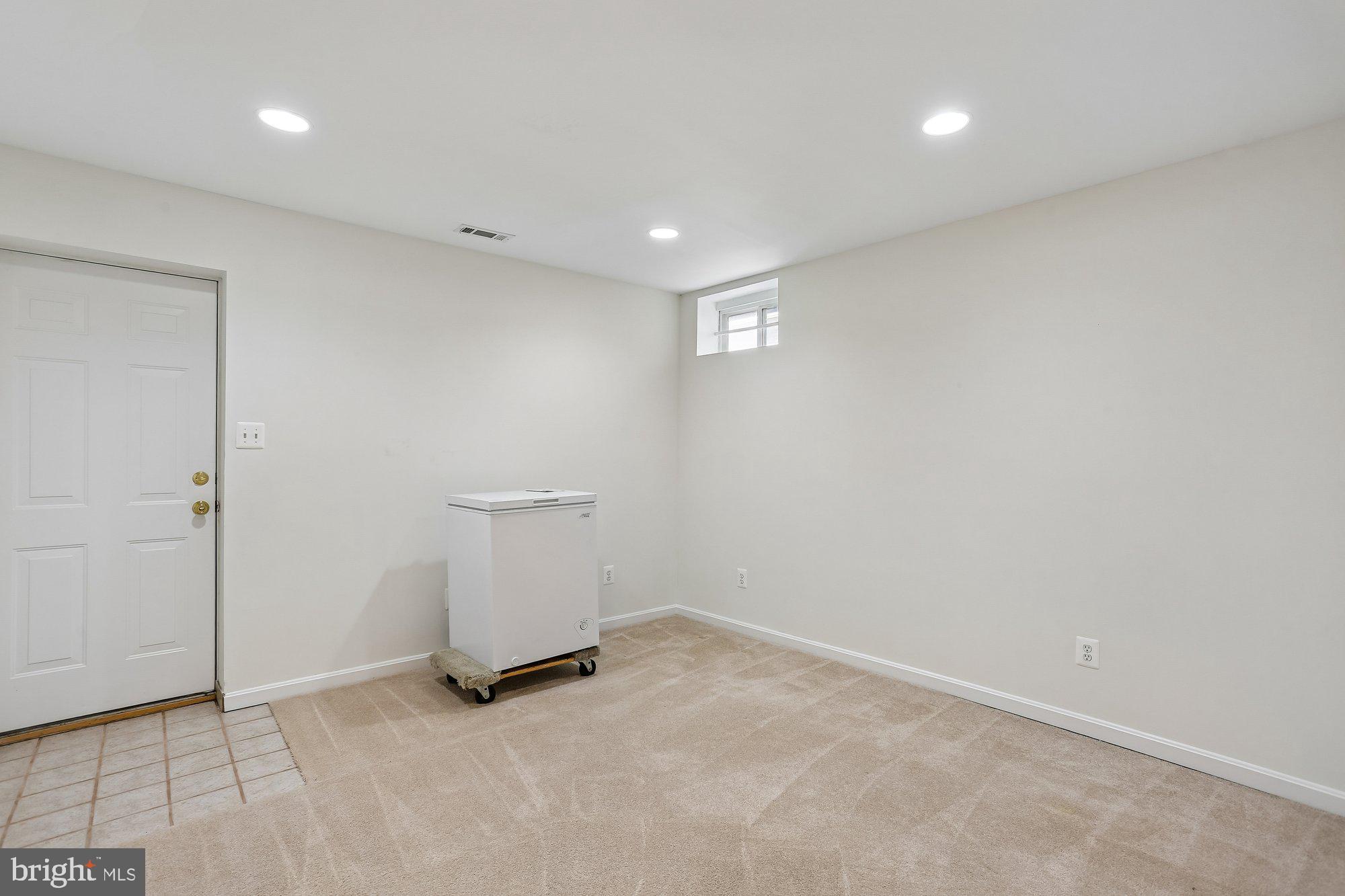 945 Main Street Gaithersburg, MD 20878 - Photo 42 of 57 Bonus room with recessed lighting