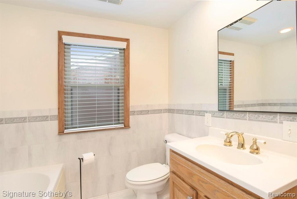 1964 Prestwick Road Grosse Pointe, MI 48236 - Photo 23 of 37