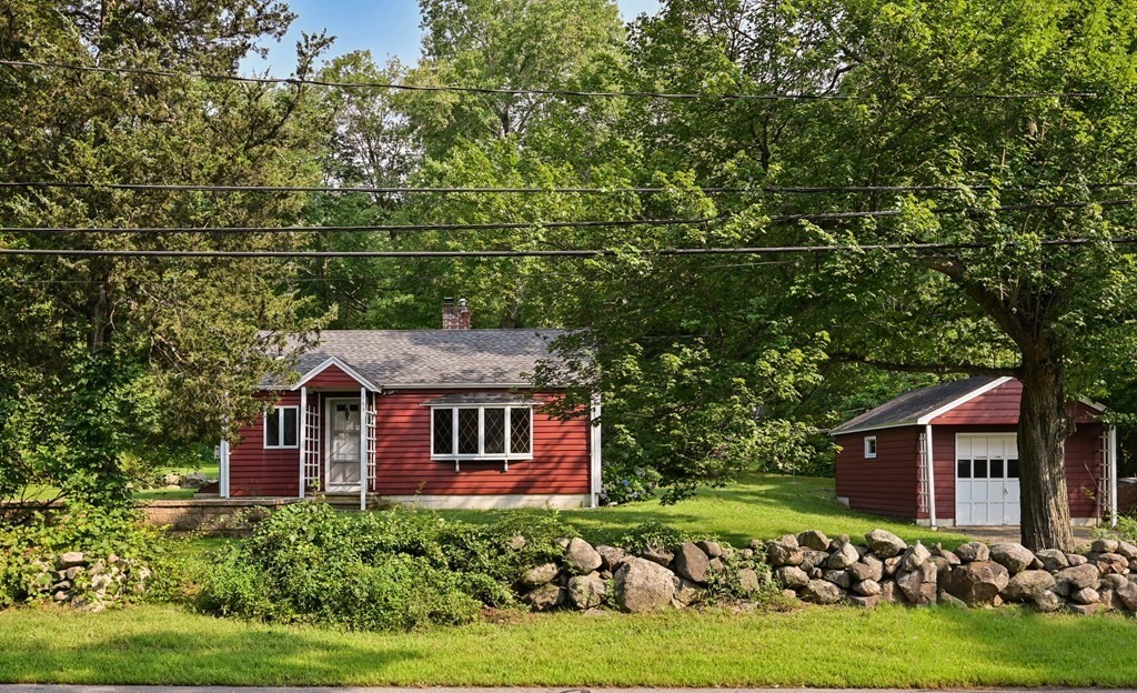 163 Topsfield Road Ipswich, MA 01938 - Photo 1 of 29 a front view of a house with a garden