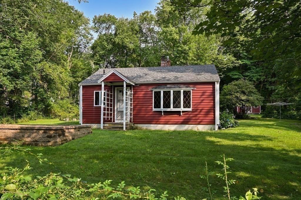 163 Topsfield Road Ipswich, MA 01938 - Photo 23 of 29 a front view of a house with a garden