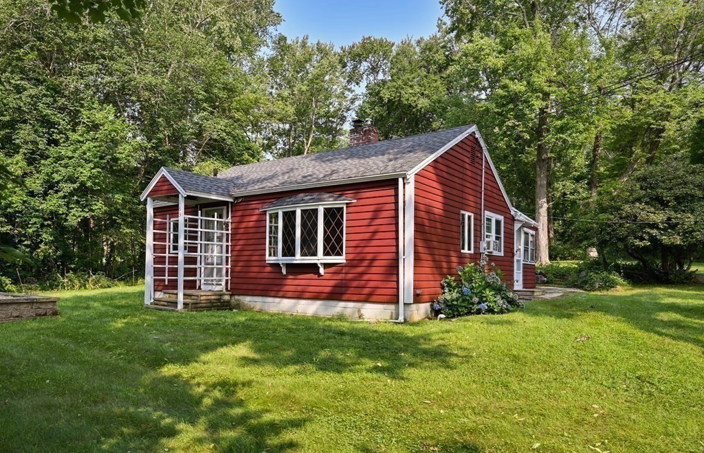 163 Topsfield Road Ipswich, MA 01938 - Photo 24 of 29 a front view of a house with garden